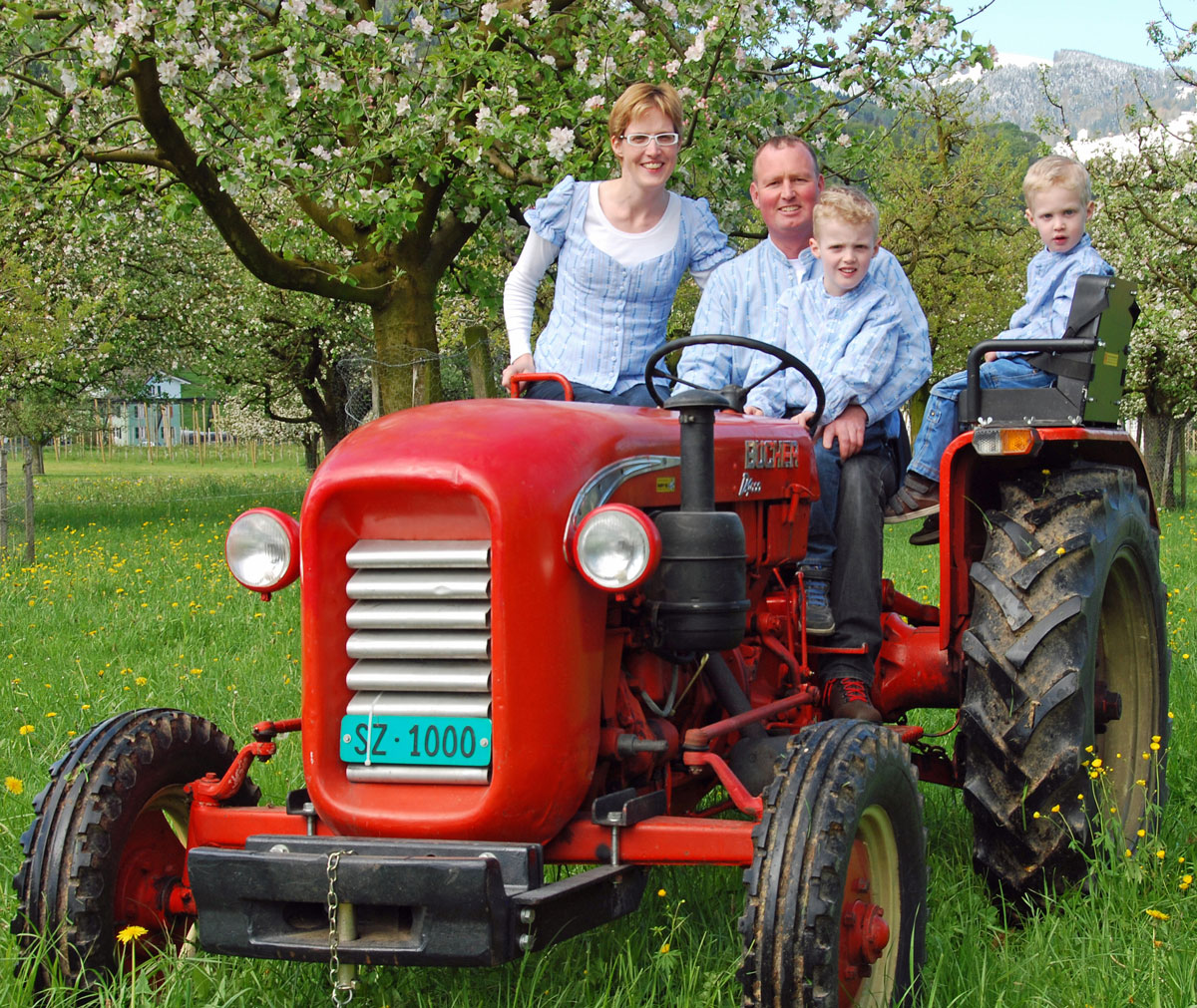 Familie Ziegler auf Traktor